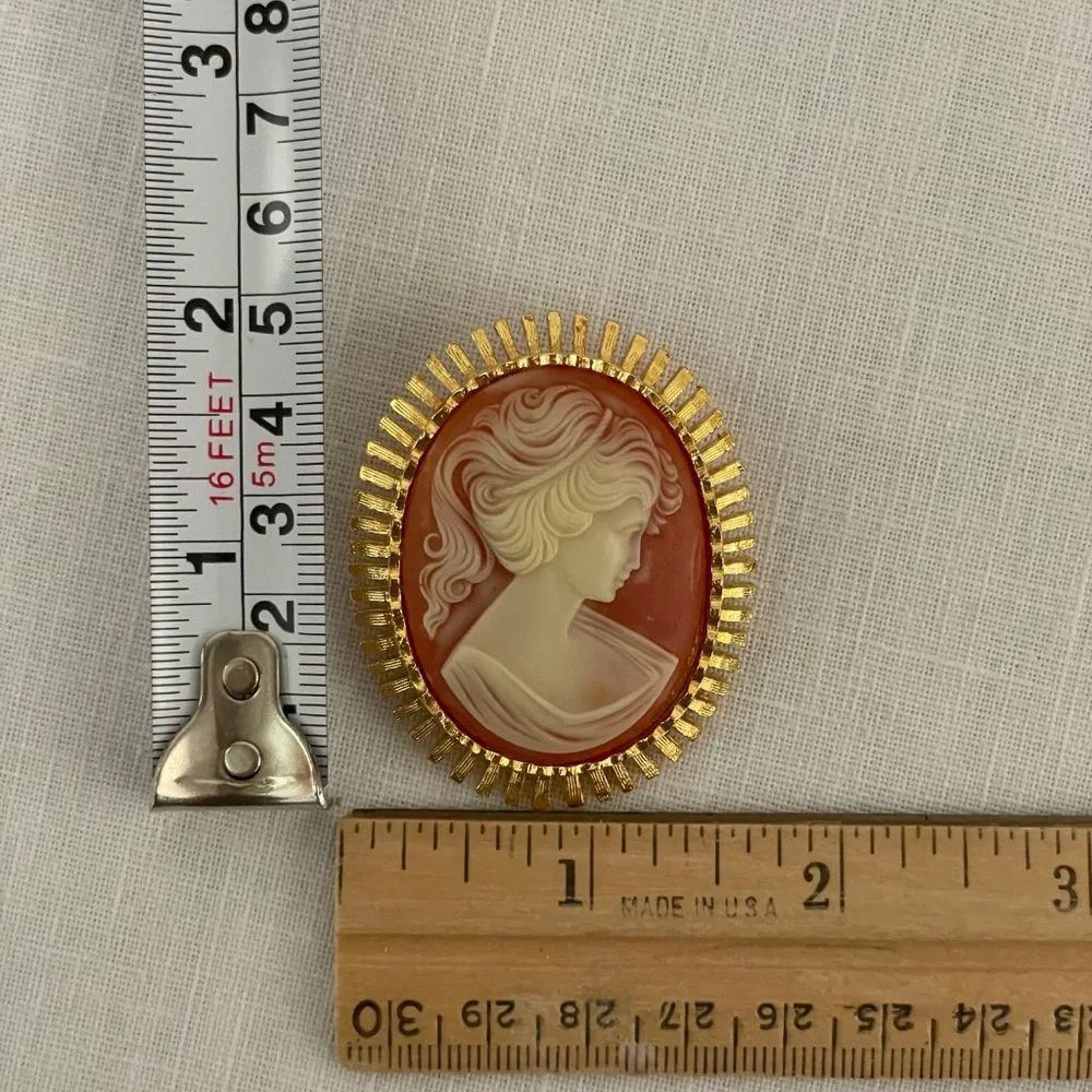 Vintage Style Cameo Brooch Pin Pendant Resin on Goldtone Oval 1.5 in x 2 in